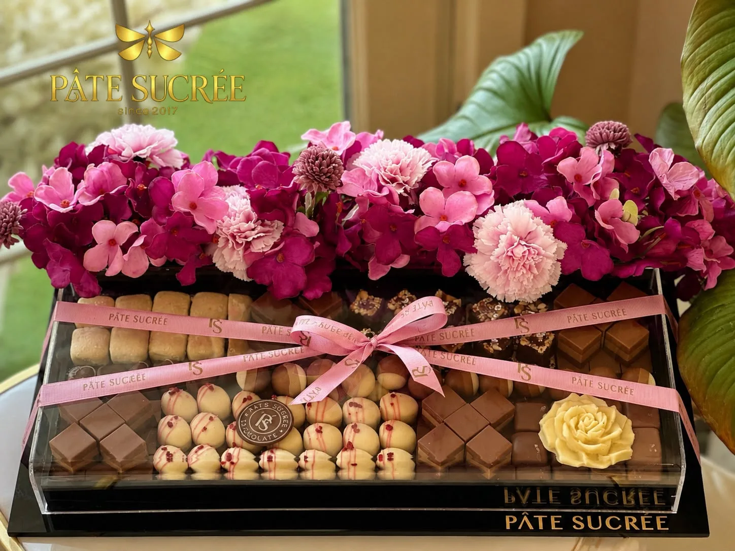 BLACK ACYLIC MIX CHOCOLATE WITH FLOWER