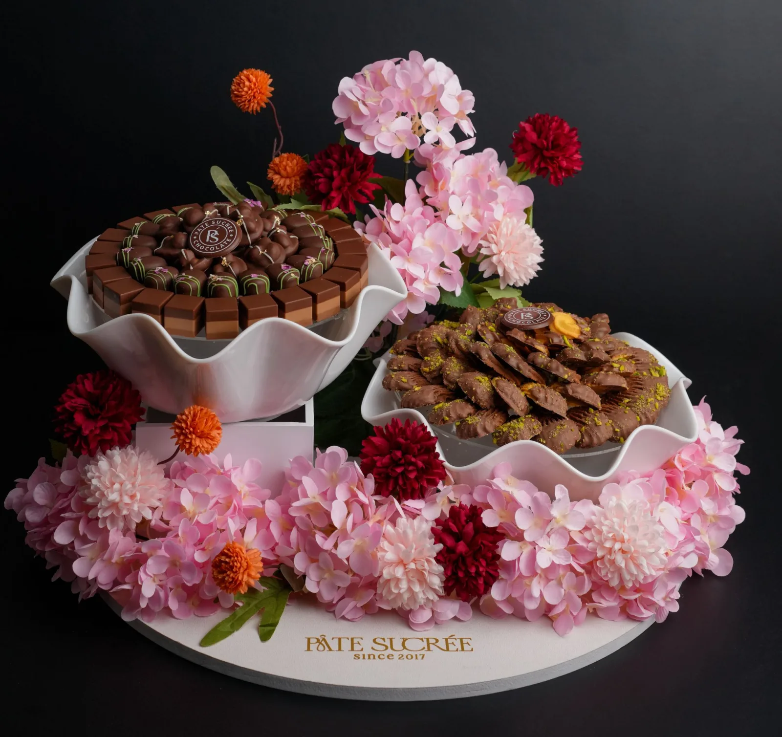 2 SIDED TRAYS WITH CHOCOLATE AND PETITFOUR WITH  FLOWERS