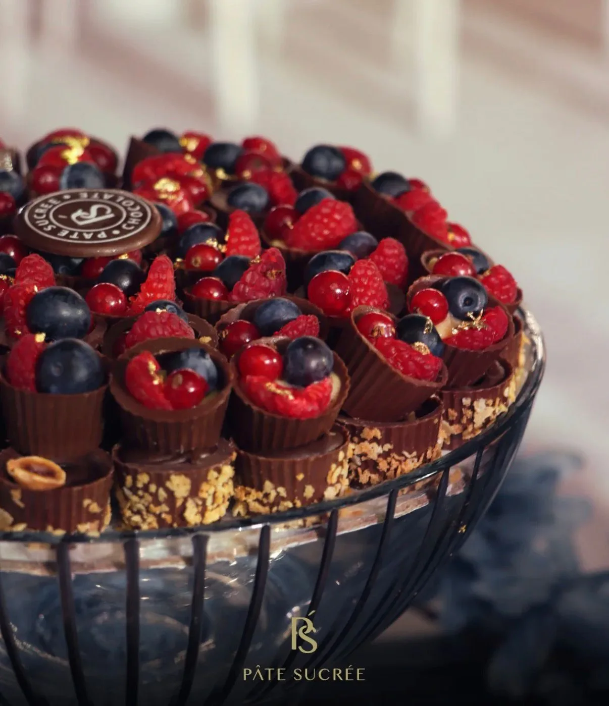 Chocolate cups berries
