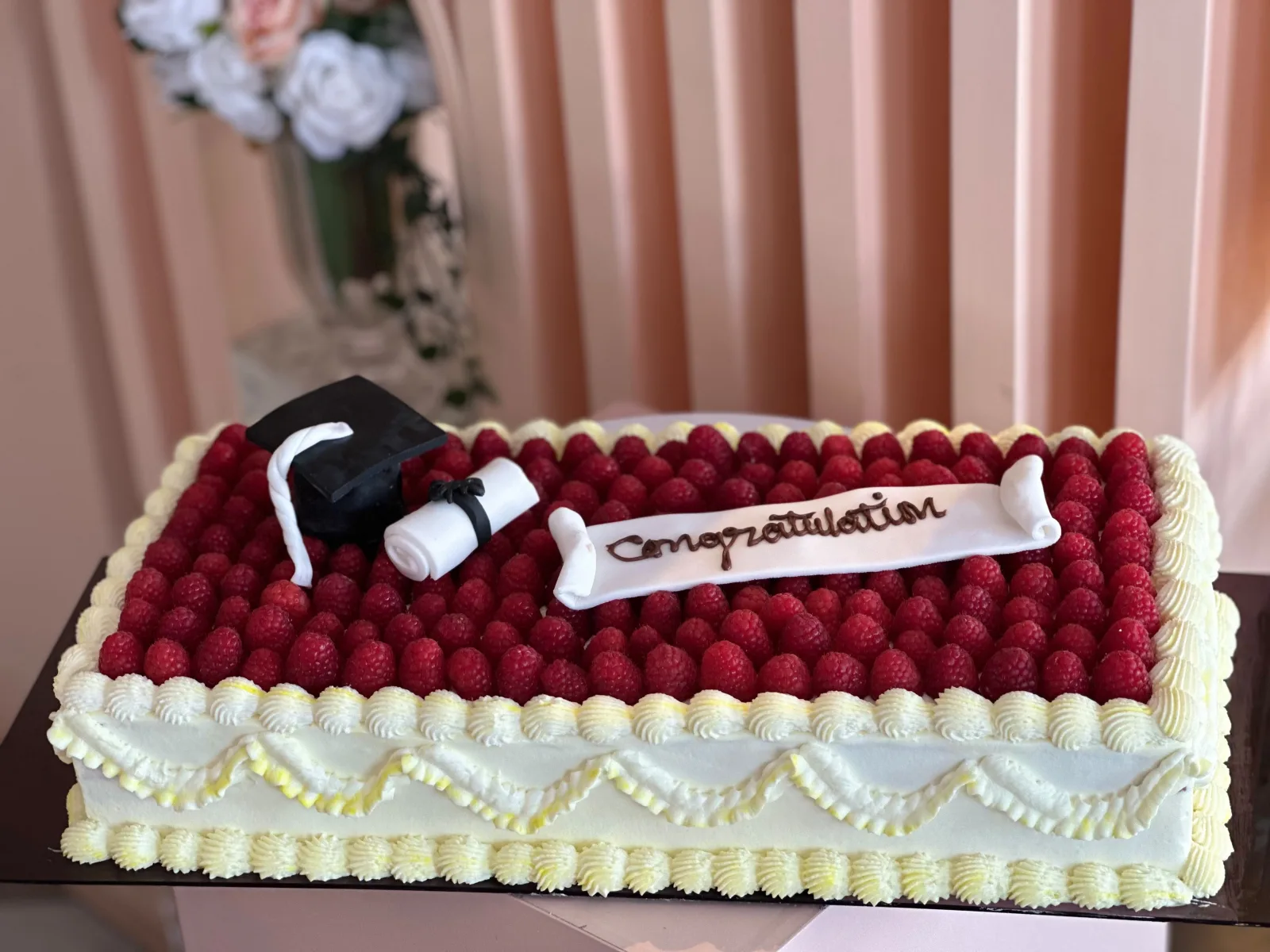 Raspberries vanilla cake