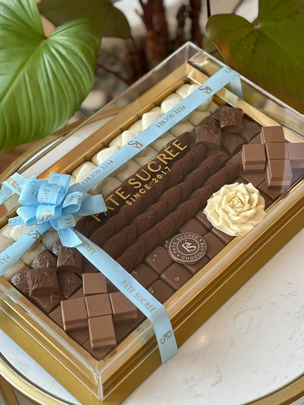 GOLD ACRYLIC WITH MIX CHOCOLATE