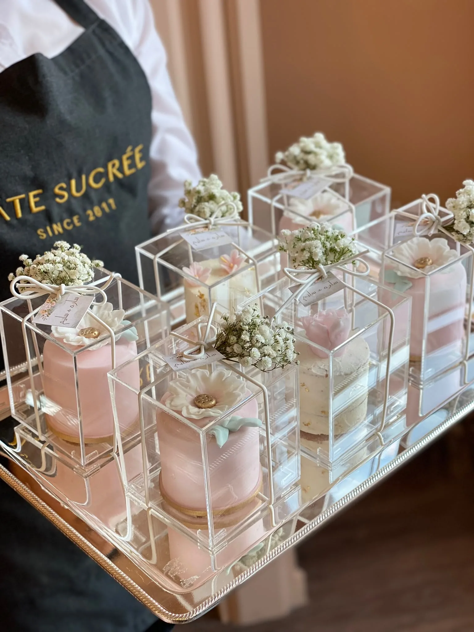 CUSTOMIZE MINI CAKES WITH ACRYLIC BOX