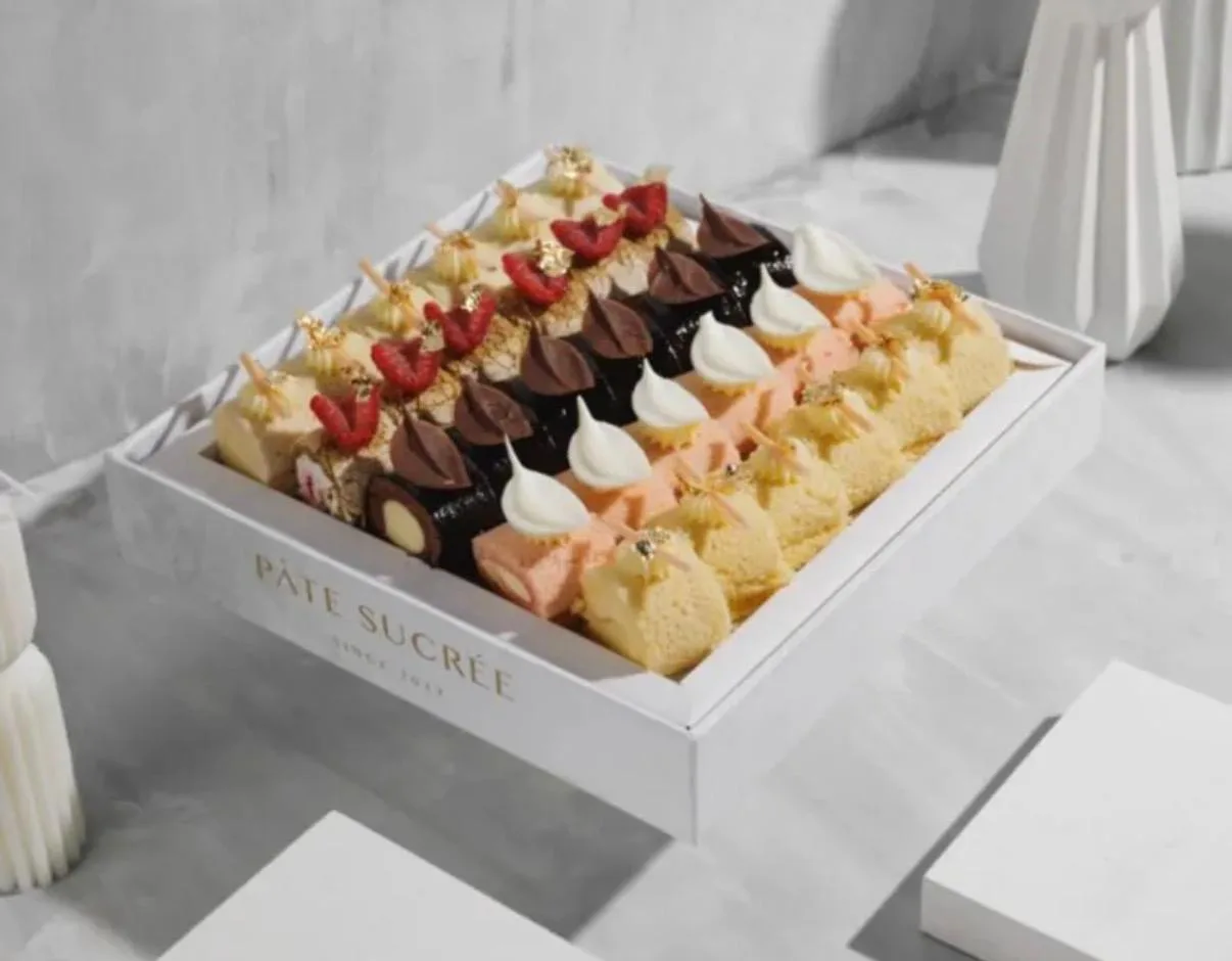 Swiss roll cakes with mix acrlyic