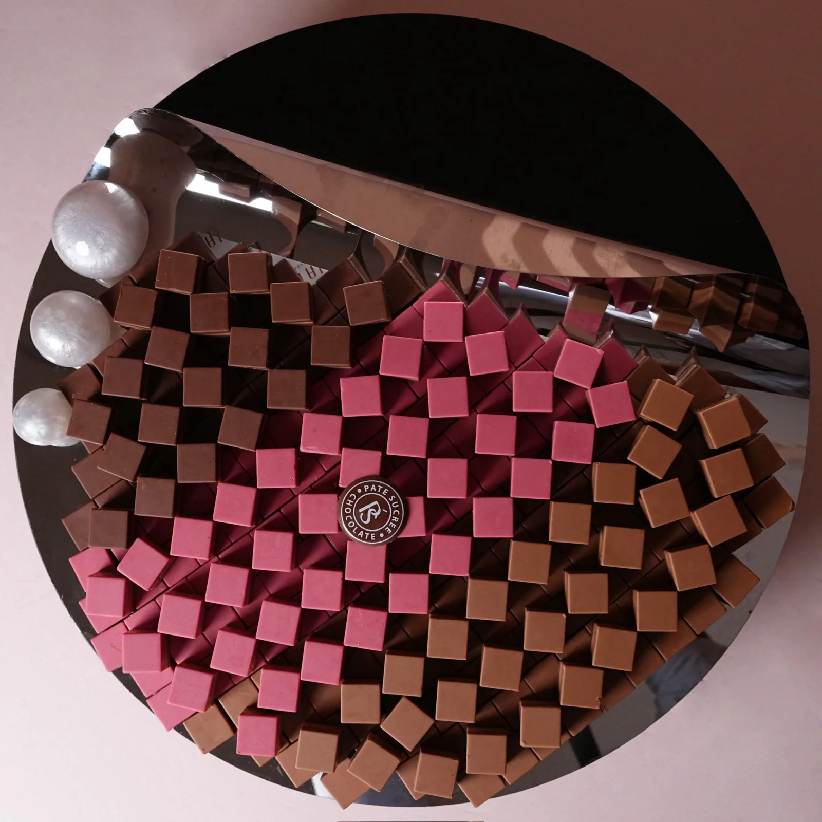 ROUND SILVER TRAY WITH PEARL